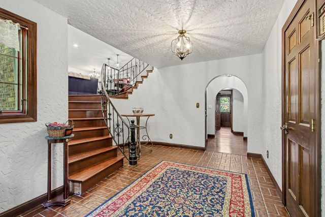 887 N 400 E, Valparaiso, IN 46383
