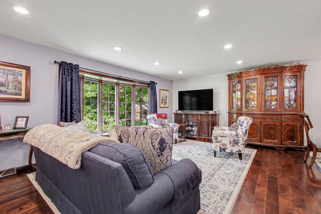 887 N 400 E, Valparaiso, IN 46383