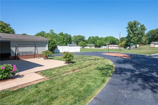 590 N Peace Haven Road, Winston-salem, NC 27104