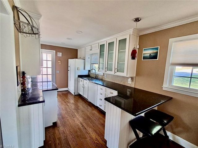 590 N Peace Haven Road, Winston-salem, NC 27104