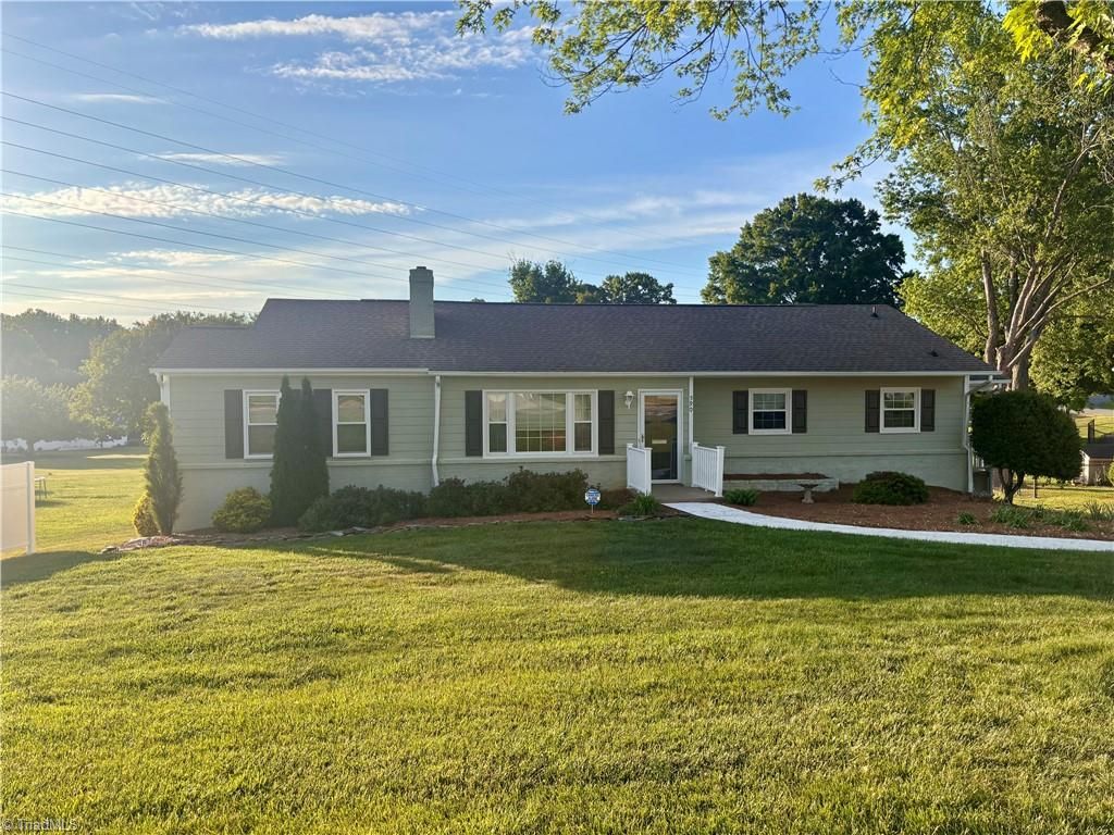 590 N Peace Haven Road, Winston-salem, NC 27104