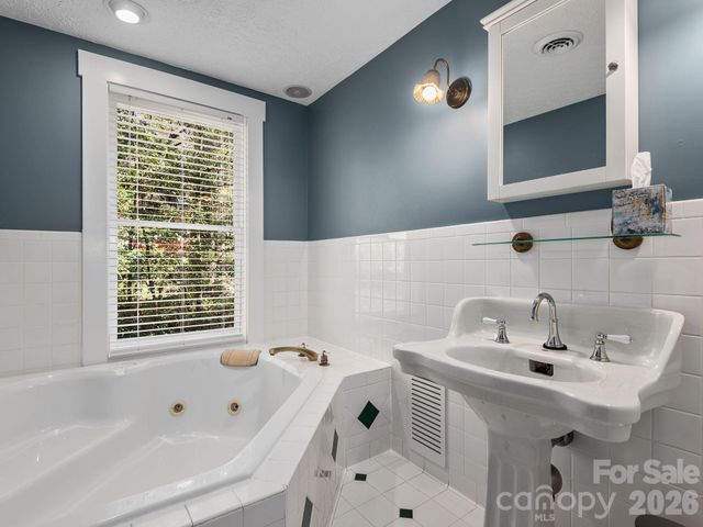 67 Cherokee Road, Asheville, NC 28801