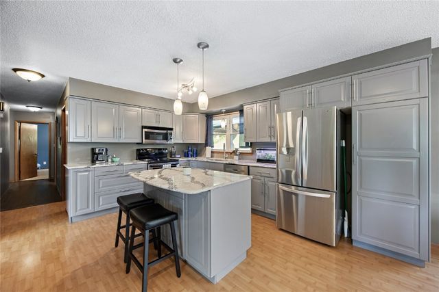 949 Westwood Drive NW, Cedar Rapids, IA 52405