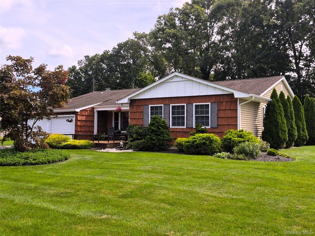 36 W Denis Lane, Coram, NY 11727 — photo 2