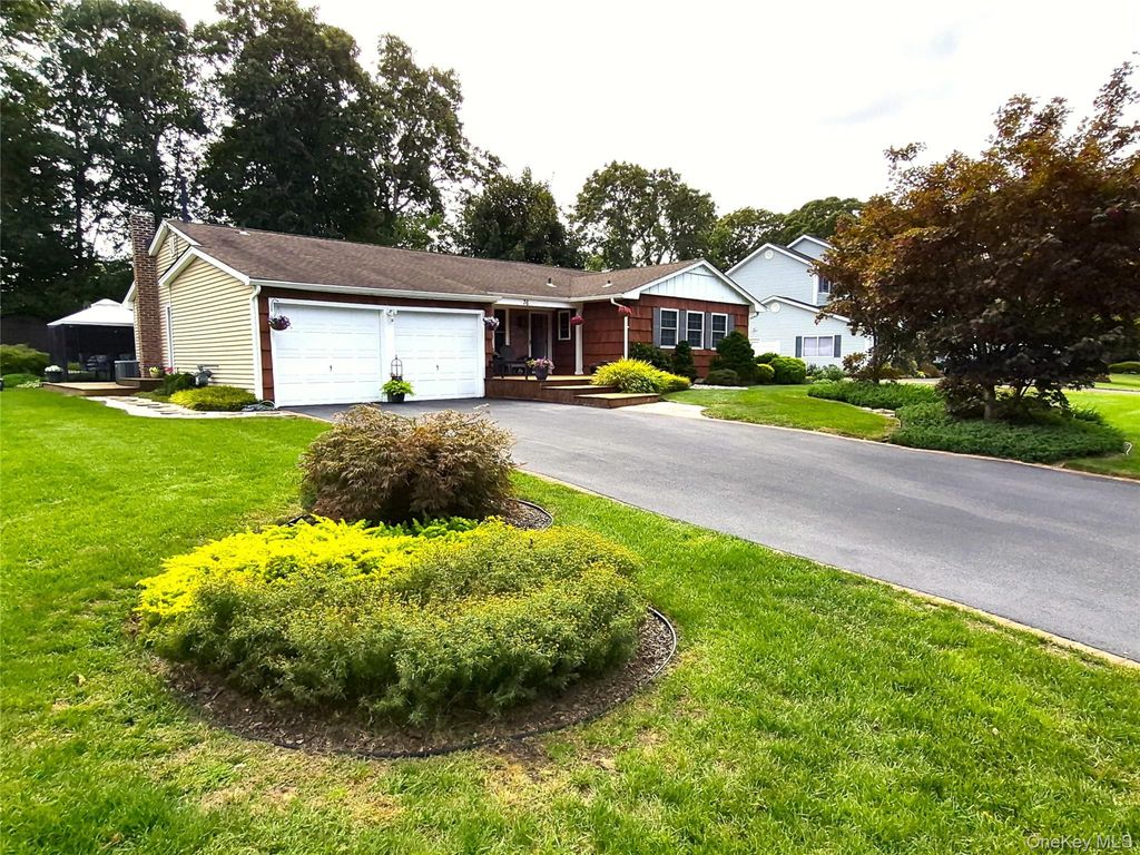 36 W Denis Lane, Coram, NY 11727 — photo 3