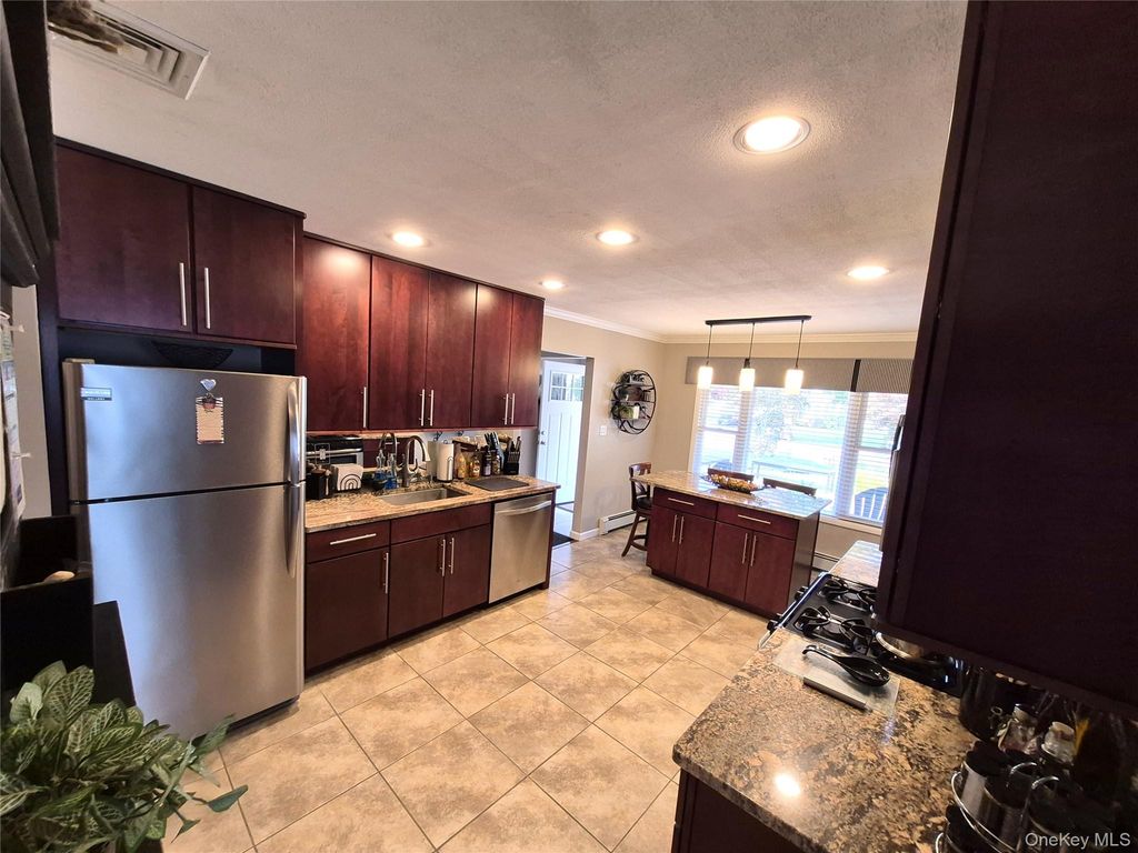 36 W Denis Lane, Coram, NY 11727 — photo 5