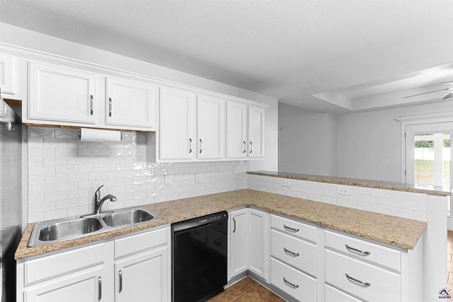 403 Lamplight Drive, Byron, GA 31008