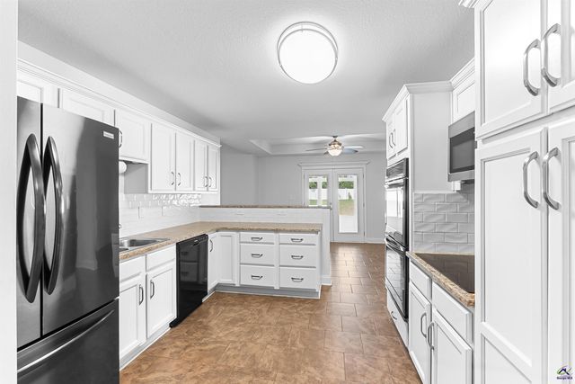 403 Lamplight Drive, Byron, GA 31008