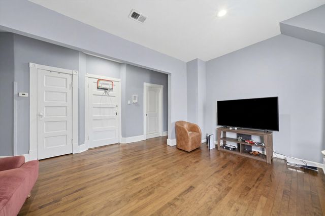 4706 W Berenice Avenue, Chicago, IL 60641