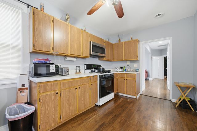 4706 W Berenice Avenue, Chicago, IL 60641