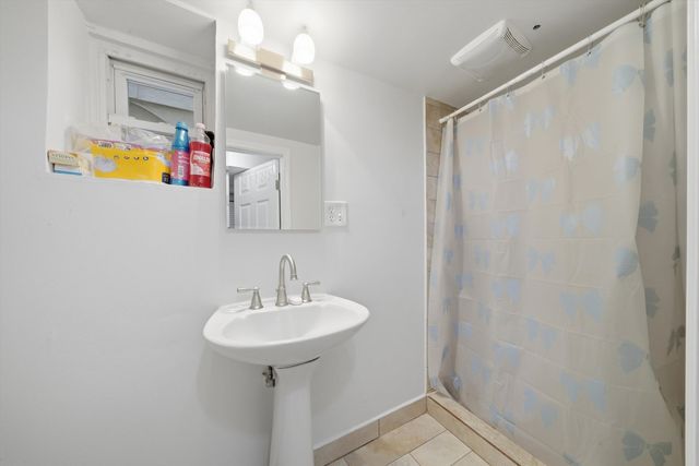 4706 W Berenice Avenue, Chicago, IL 60641