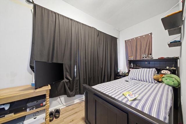 4706 W Berenice Avenue, Chicago, IL 60641