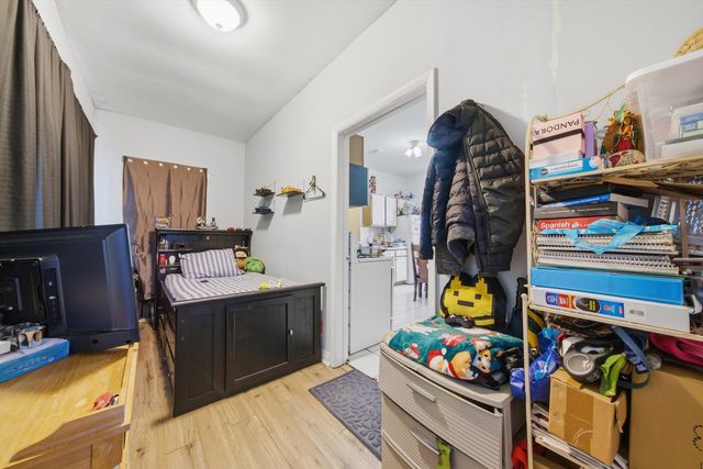 4706 W Berenice Avenue, Chicago, IL 60641