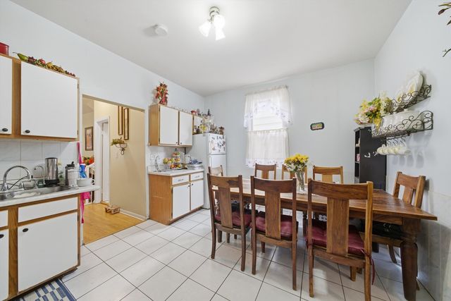 4706 W Berenice Avenue, Chicago, IL 60641