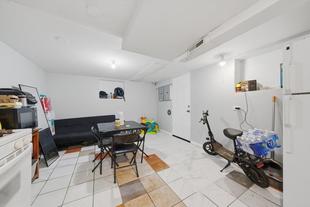 4706 W Berenice Avenue, Chicago, IL 60641