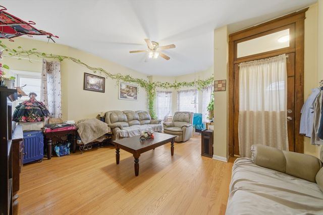 4706 W Berenice Avenue, Chicago, IL 60641