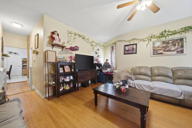 4706 W Berenice Avenue, Chicago, IL 60641