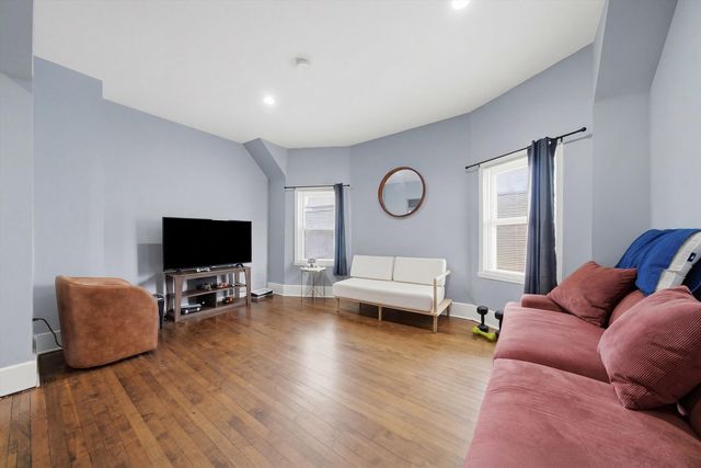 4706 W Berenice Avenue, Chicago, IL 60641