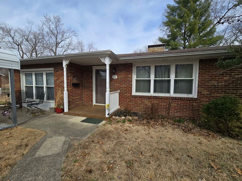 Image 2 of property listing at 21 Rushton Drive, Mt Vernon, IL 62864