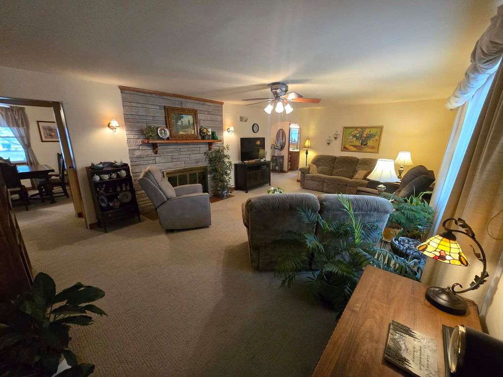 Image 11 of property listing at 21 Rushton Drive, Mt Vernon, IL 62864