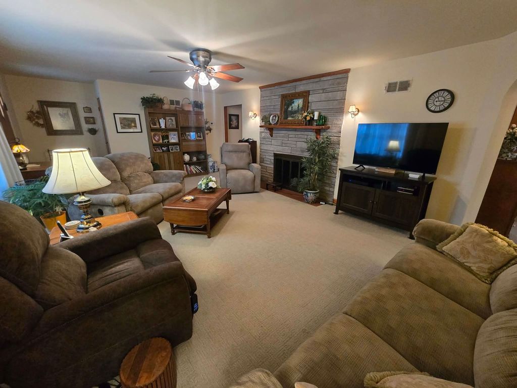 Image 13 of property listing at 21 Rushton Drive, Mt Vernon, IL 62864