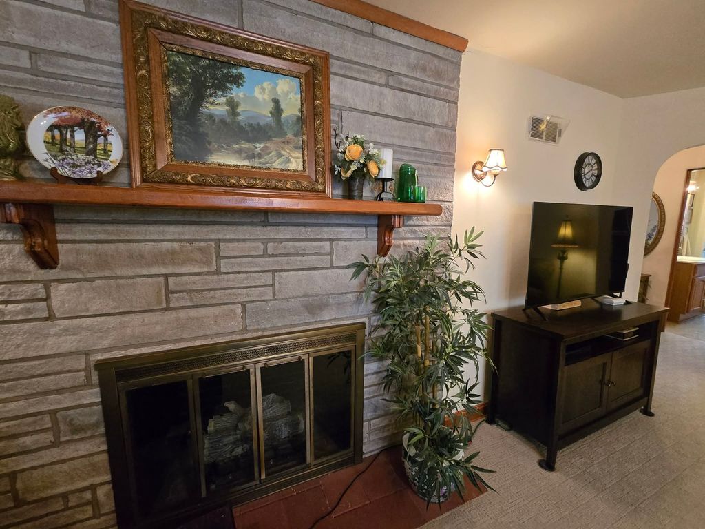 Image 14 of property listing at 21 Rushton Drive, Mt Vernon, IL 62864