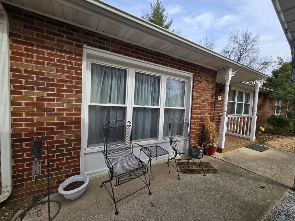 Image 3 of property listing at 21 Rushton Drive, Mt Vernon, IL 62864