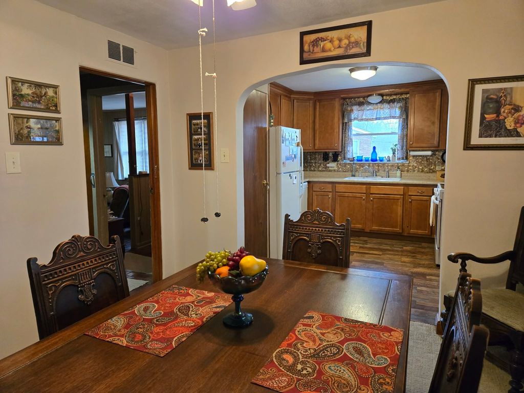 Image 23 of property listing at 21 Rushton Drive, Mt Vernon, IL 62864