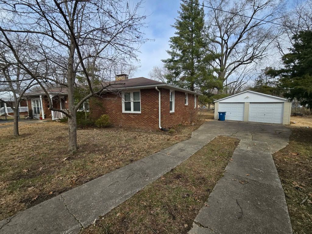 Image 4 of property listing at 21 Rushton Drive, Mt Vernon, IL 62864