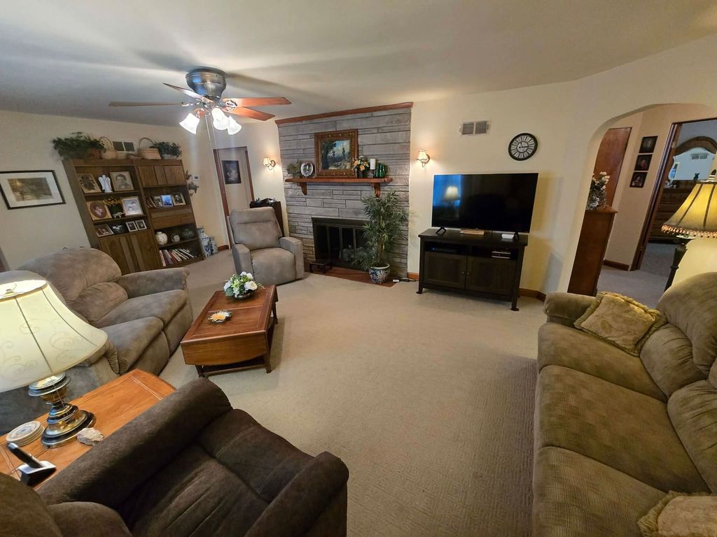 Image 7 of property listing at 21 Rushton Drive, Mt Vernon, IL 62864