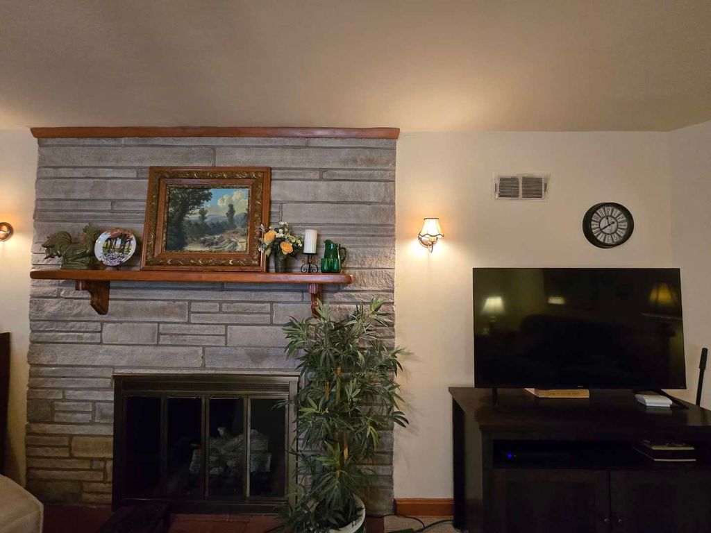 Image 10 of property listing at 21 Rushton Drive, Mt Vernon, IL 62864