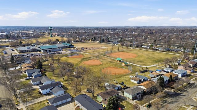 431 4th Avenue E, West Fargo, ND 58078