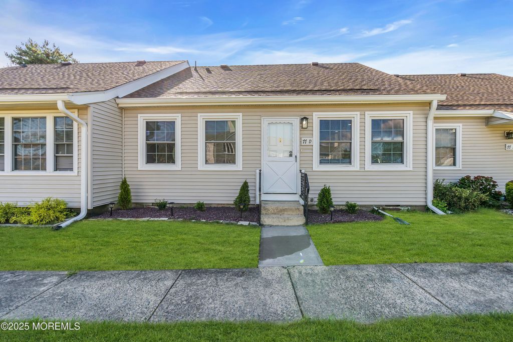 77 Parkway Drive D, Freehold, NJ 07728