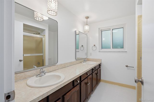 1880 Welling Drive, Troy, MI 48085