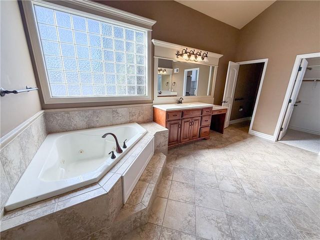 1427 Young Circle, Raymore, MO 64083