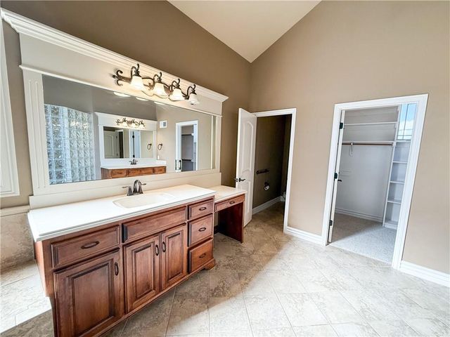 1427 Young Circle, Raymore, MO 64083