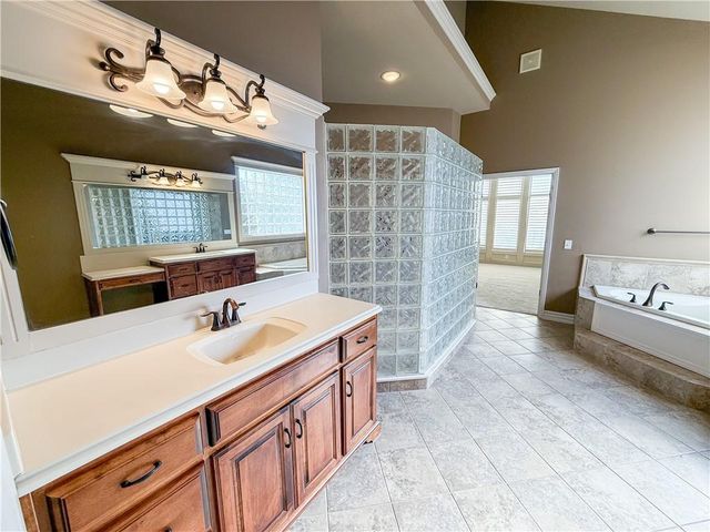 1427 Young Circle, Raymore, MO 64083