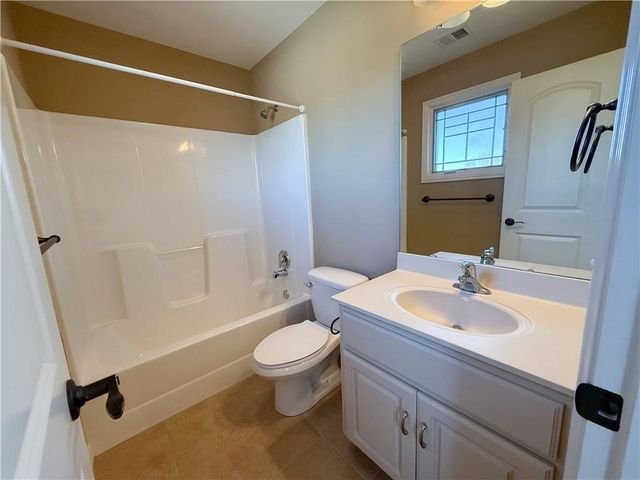 1427 Young Circle, Raymore, MO 64083