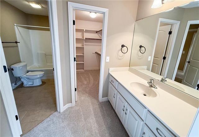 1427 Young Circle, Raymore, MO 64083
