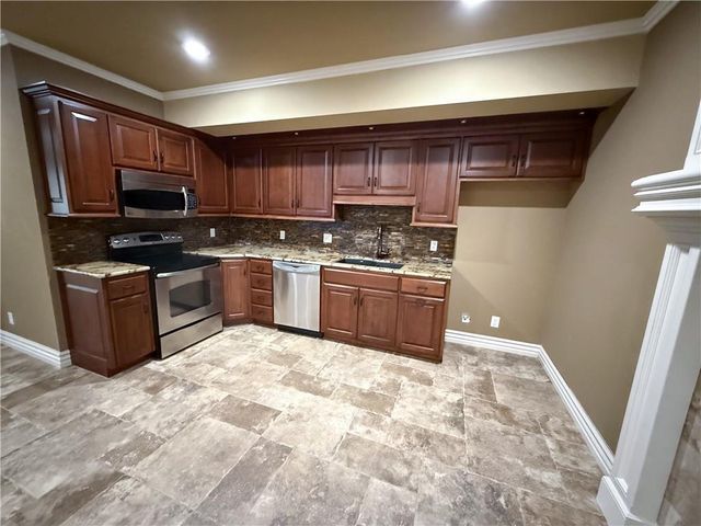 1427 Young Circle, Raymore, MO 64083