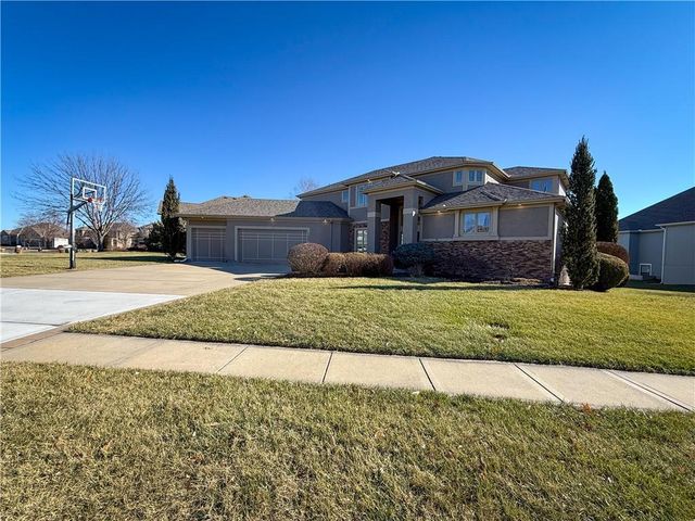 1427 Young Circle, Raymore, MO 64083