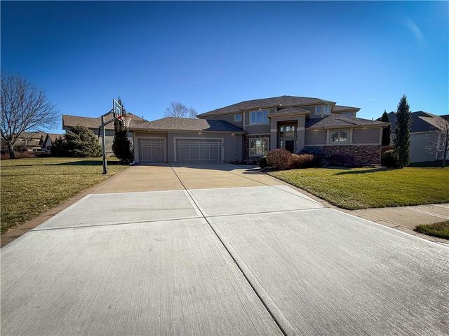 1427 Young Circle, Raymore, MO 64083