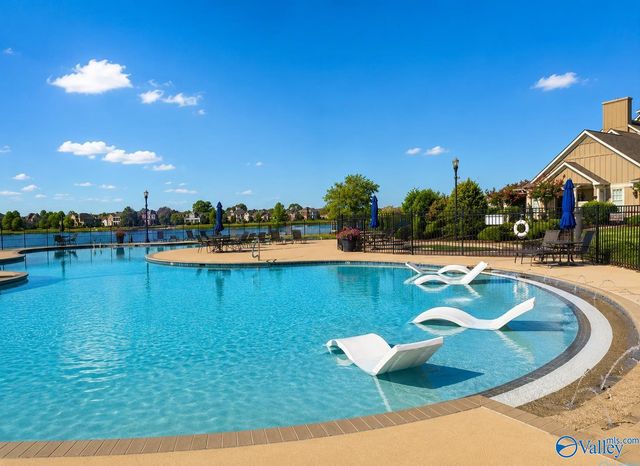 31 W Lake Forest Blvd, Huntsville, AL 35824
