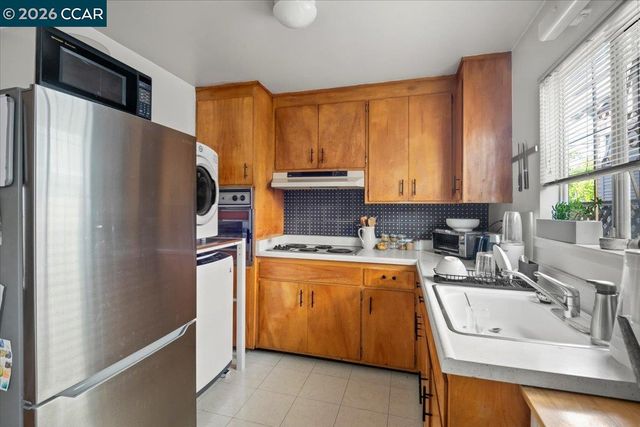 84 Monte Vista Ave, Oakland, CA 94611