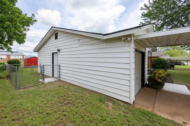 1105 4th Pl, Elgin, OK 73538