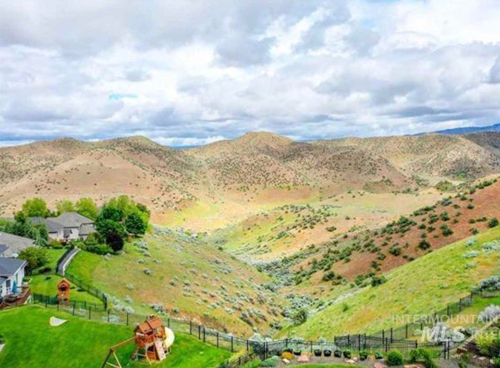 5477 N Quail Summit Pl, Boise, ID 83703 photo 3