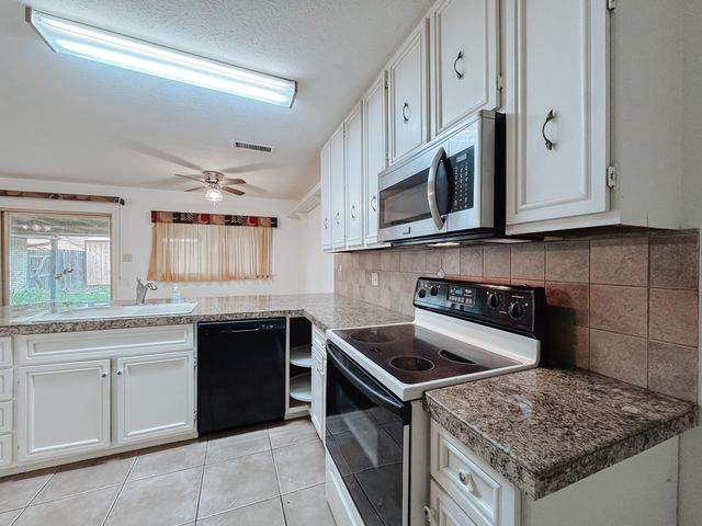 220 Hampton Avenue, Corsicana, TX 75110