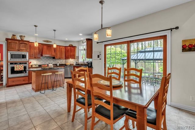 33 Julianna Court, Amherst, NY 14228
