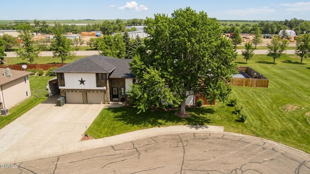 818 Mannhaven Street, Hazen, ND 58545 photo 2