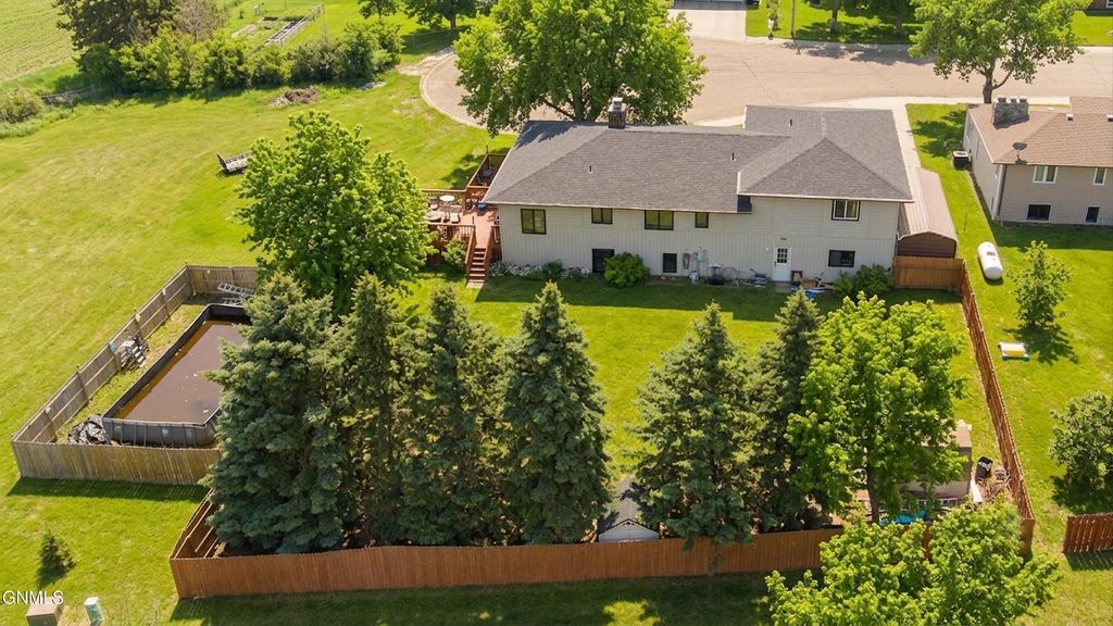 818 Mannhaven Street, Hazen, ND 58545 photo 3